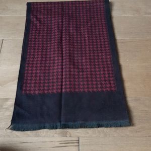 2/35$***Houndstouth pattern scarf